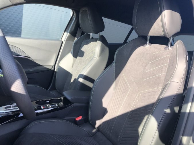 Peugeot 2008, Peugeot 2008 GT PureTech 130 S&S EAT8, barva šedá