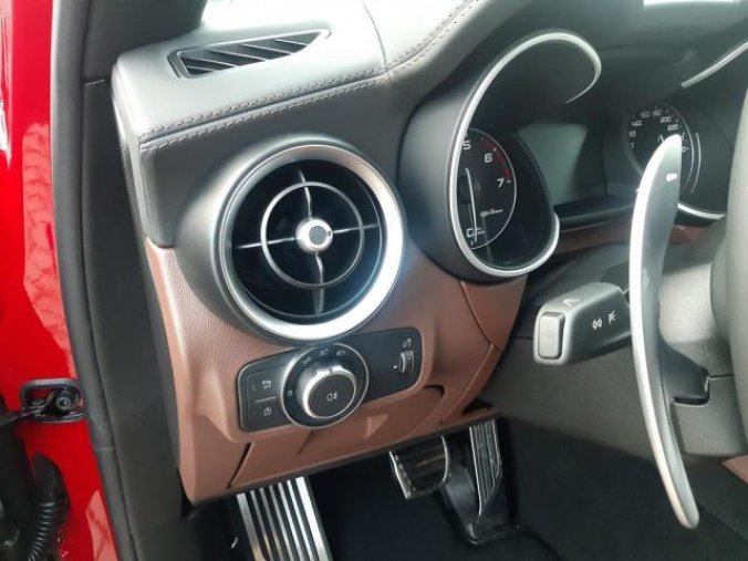 Alfa Romeo Stelvio, Veloce 4x4 2,0 280PS,nový mod., barva červená