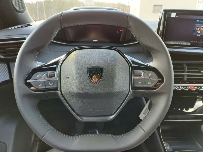 Peugeot 2008, Peugeot 2008 ALLURE 1.2 PureTech 7 let zár., barva červená