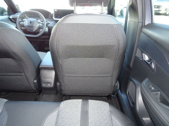 Peugeot 2008, Peugeot 2008 ALLURE Hybrid 145k e-DCS6, barva stříbrná
