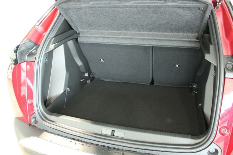 Peugeot 2008, Peugeot 2008 ALLURE Hybrid 136 e-DCS6, barva červená