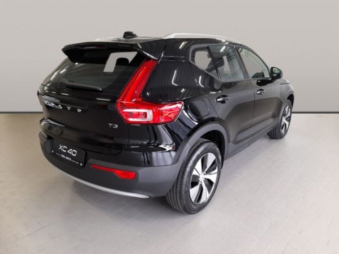 Volvo XC40, T3 1.5L 163 HP MOMENTUM PRO AT, barva černá