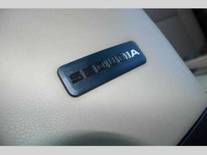Toyota Sequoia, 5,7 Platinum, barva šedá