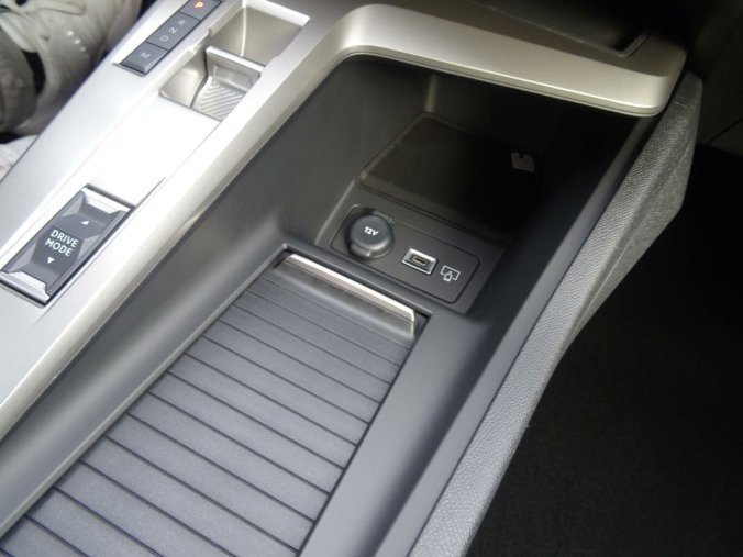 Peugeot 408, Peugeot 408 ALLURE Hybrid 145k e-DCS6, barva šedá