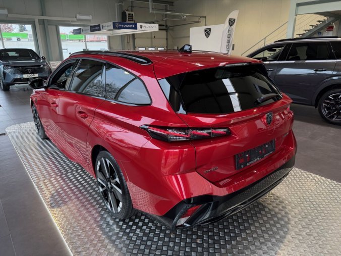 Peugeot 308, Peugeot 308 SW GT Hybrid 145 e-DCS6, barva červená