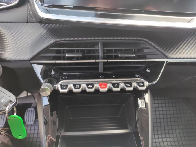 Peugeot 208, Peugeot 208 STYLE 1.2i 100k MAN6, barva stříbrná