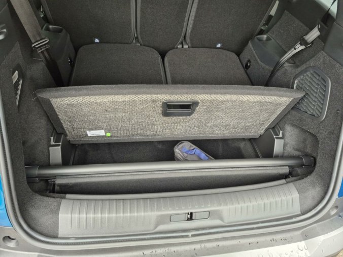 Peugeot 5008, Peugeot 5008 ALLURE Hybrid 145 e-DCS6, barva modrá