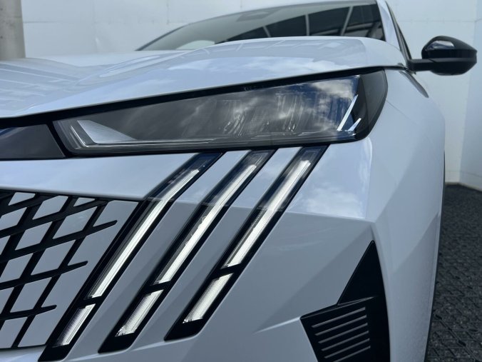 Peugeot 5008, Peugeot 5008 ALLURE Hybrid 145k e-DCS6, barva bílá