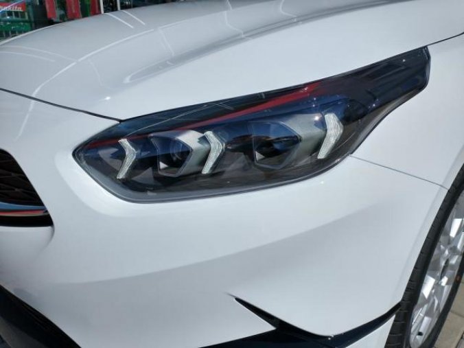 Kia Ceed, SW 1.5 T-GDi 7DCT TOP MY22, barva bílá