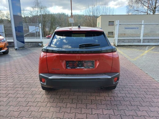 Peugeot 2008, Peugeot 2008 ALLURE 1.2 PureTech 7 let zár., barva červená