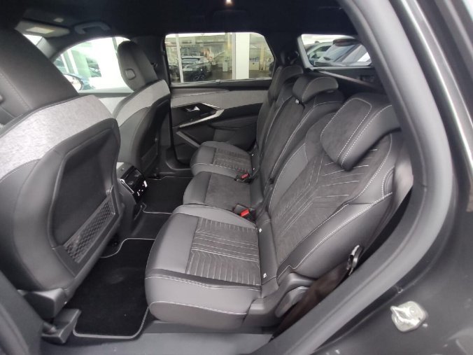 Peugeot 5008, Peugeot 5008 GT Plug-in HYBRID 195k  e-DCS7, barva šedá