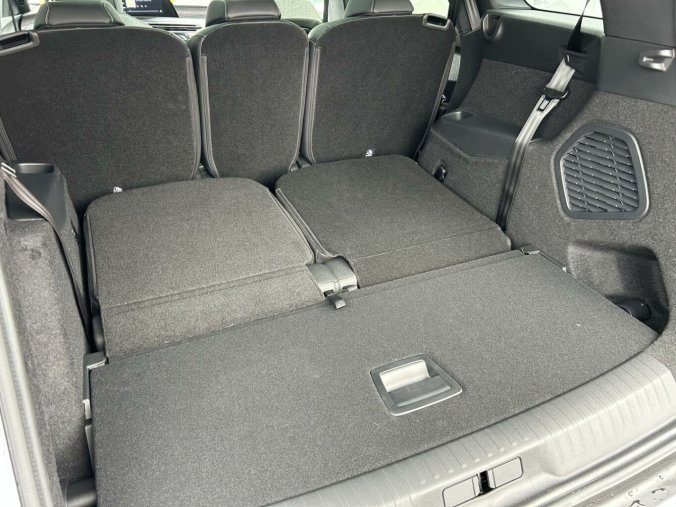 Peugeot 5008, Peugeot 5008 GT Hybrid 145 e-DCS6, barva stříbrná
