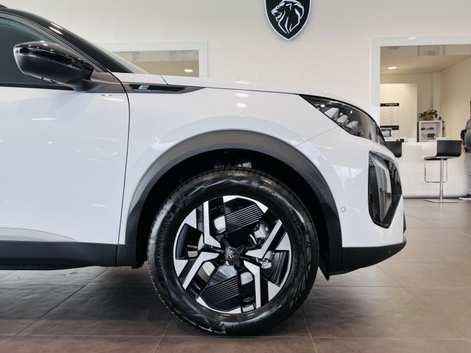 Peugeot 2008, Peugeot 2008 GT Elektro, e-dojezd 341km, barva bílá