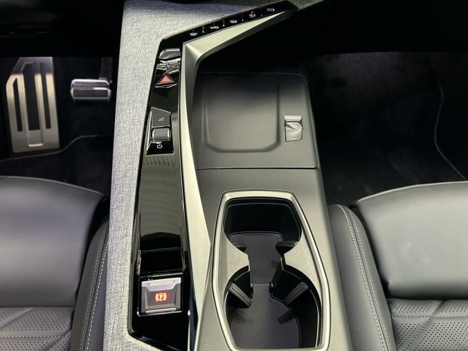Peugeot 5008, Peugeot 5008 E-5008 GT - masážní sedadla, barva šedá