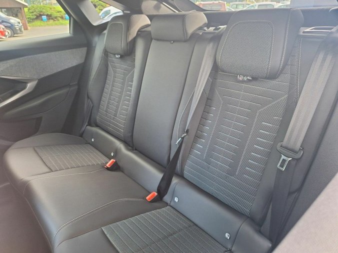 Peugeot 3008, Peugeot 3008 ALLURE Hybrid 136 e-DCS6, barva šedá