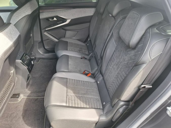 Peugeot 5008, Peugeot 5008 GT Hybrid 145 e-DCS6, barva šedá