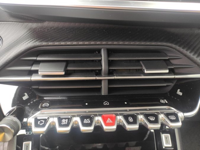 Peugeot 2008, Peugeot 2008 ALLURE 1.2 100k MAN6 2x kamera, barva stříbrná