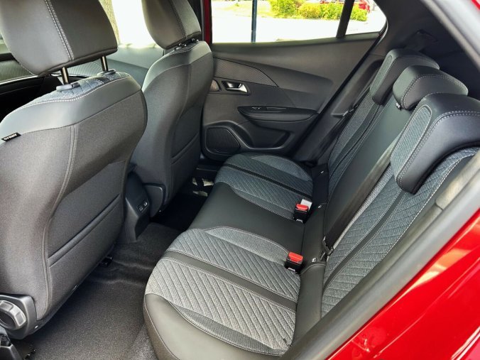 Peugeot 2008, Peugeot 2008 ALLURE Hybrid 145 e-DCS6, barva červená
