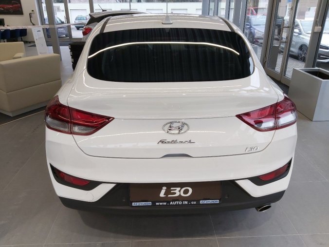 Hyundai i30, sedan, Nová i30 fastback Family Comfort 1,0 T-GDI 88 kW, barva bílá
