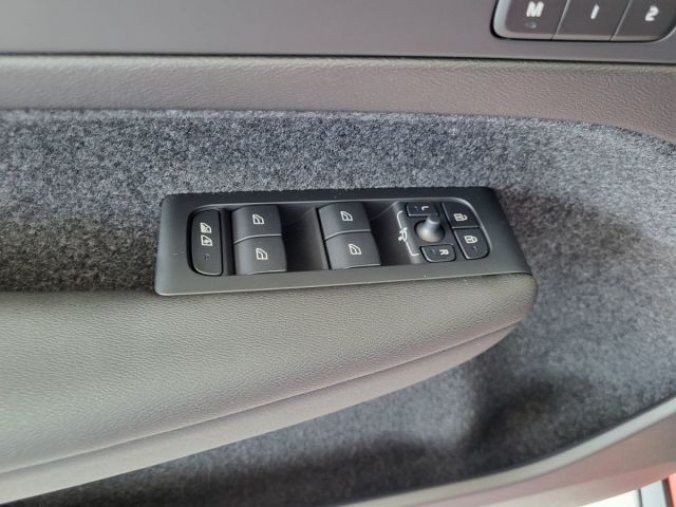 Volvo XC40, B4 2.0L 197+14 HP AT7 FWD PLUS, barva červená