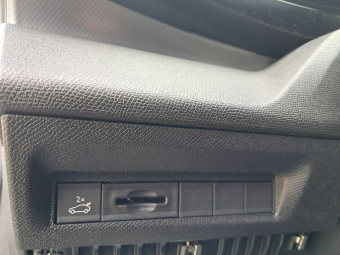 Peugeot 408, Peugeot 408 408 GT Hybrid 145 e-DCS6, barva bílá