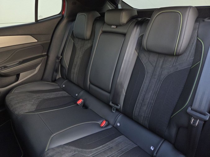 Peugeot 408, Peugeot 408 GT Hybrid 145 e-DCS6, barva červená