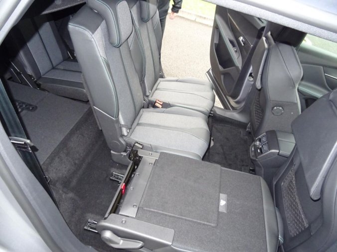 Peugeot 5008, Peugeot 5008 ALLURE BlueHDi 130k EAT8, barva stříbrná