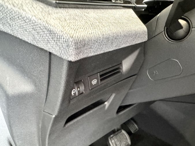 Peugeot 3008, Peugeot 3008 Elektromobil, e-dojezd 520km, barva modrá