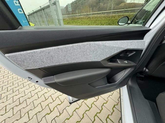 Peugeot 5008, Peugeot 5008 5008 ALLURE Hybrid 136 e-DCS6, barva bílá