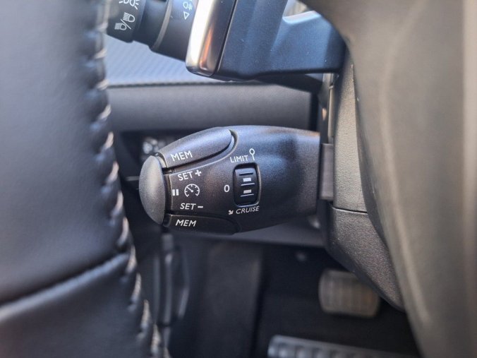 Peugeot 208, Peugeot 208 ALLURE Hybrid 110 e-DCS6, barva žlutá
