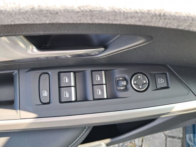Peugeot 5008, Peugeot 5008 5008 GT Hybrid 145 e-DCS6, barva modrá