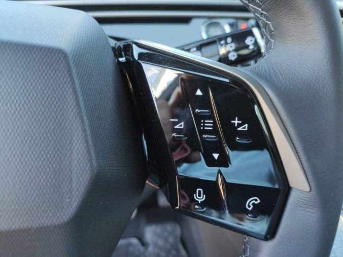 Peugeot 5008, Peugeot 5008 ALLURE Hybrid 136k rezervace, barva šedá
