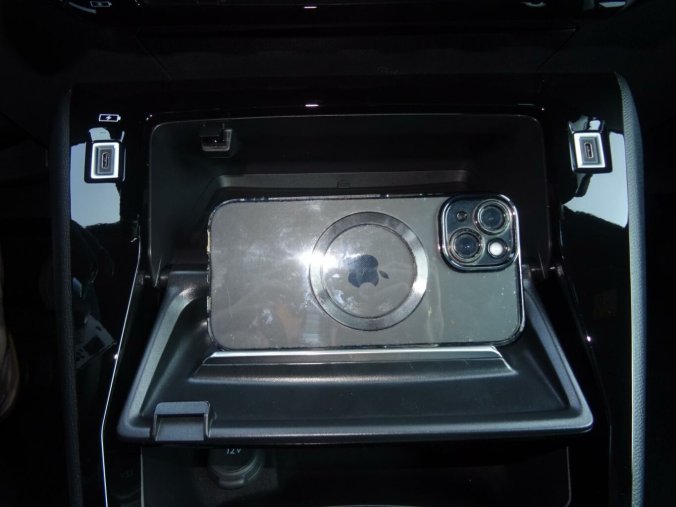 Peugeot 2008, Peugeot 2008 ALLURE Hybrid 145k e-DCS6, barva stříbrná