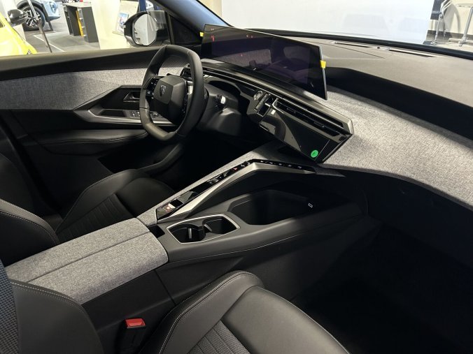Peugeot 5008, Peugeot 5008 ALLURE Hybrid 145 e-DCS6, barva modrá
