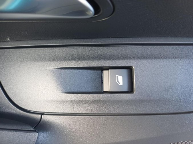 Peugeot 2008, Peugeot 2008 STYLE Hybrid 110 e-DCS6, barva modrá