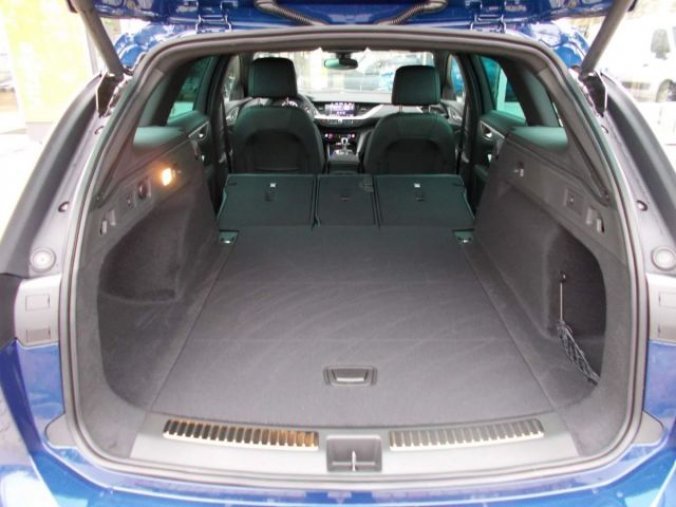 Opel Insignia, Ultimate Sports Tourer F 2.0 D, barva modrá