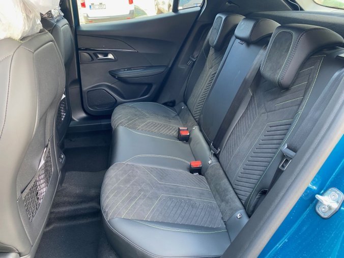 Peugeot 2008, Peugeot 2008 GT Hybrid 145 e-DCS6 - ALCANTARA - 4894, barva modrá