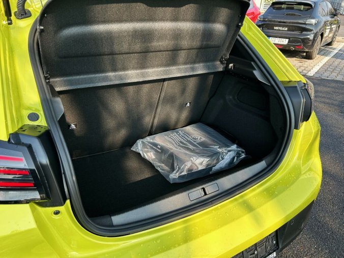 Peugeot 208, Peugeot 208 e - 208 Elektromotor 100 kW, barva žlutá