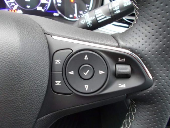Opel Insignia, Ultimate Sports Tourer F 2.0 D, barva modrá