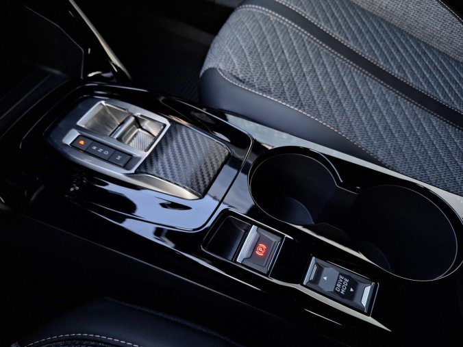 Peugeot 2008, Peugeot 2008 ALLURE Hybrid 110 e-DCS6, barva bílá