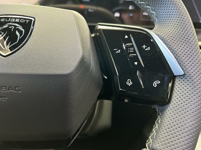 Peugeot 5008, Peugeot 5008 E-5008 GT - masážní sedadla, barva šedá