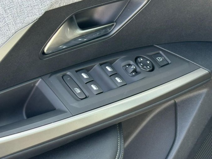 Peugeot 3008, Peugeot 3008 ALLURE Hybrid 136 e-DCS6, barva šedá
