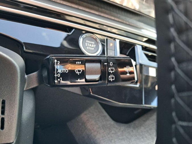 Peugeot 5008, Peugeot 5008 5008 ALLURE Hybrid 145 e-DCS6, barva modrá
