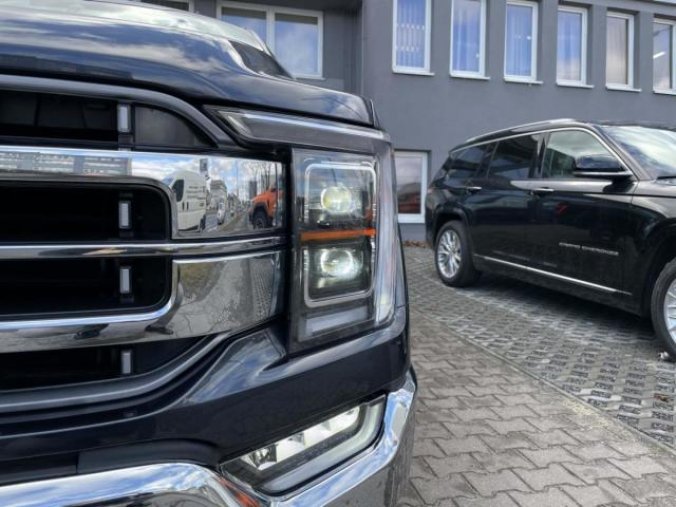 Ford F-150, SuperCrew 5,0 Lariat, barva šedá