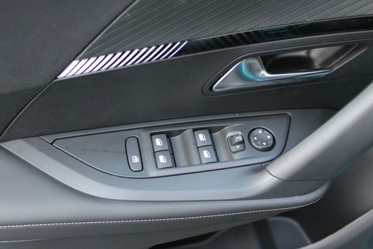 Peugeot 2008, Peugeot 2008 ALLURE Hybrid 145 e-DCS6, barva modrá