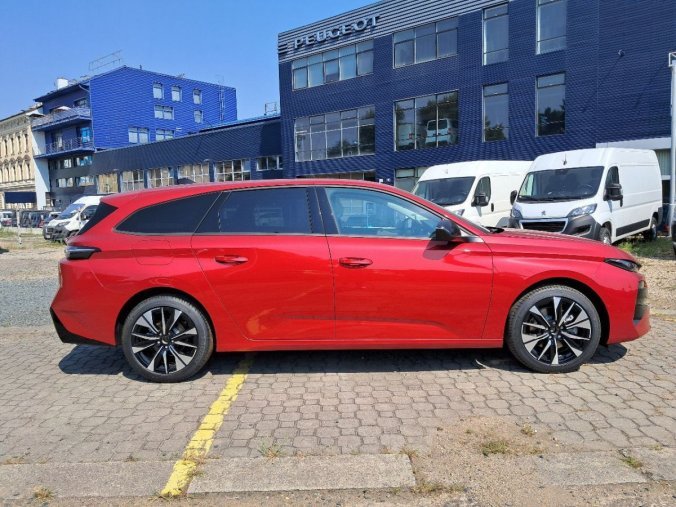 Peugeot 308, Peugeot 308 SW ALLURE Hybrid 145 e-DCS6, barva červená
