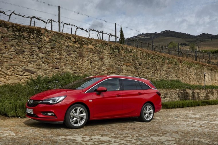 Opel Astra, Sports Tourer Enjoy D 16 DTL, barva červená