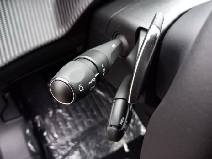 Peugeot 2008, Peugeot 2008 ALLURE 1.2 PureTech 7 let zár., barva modrá