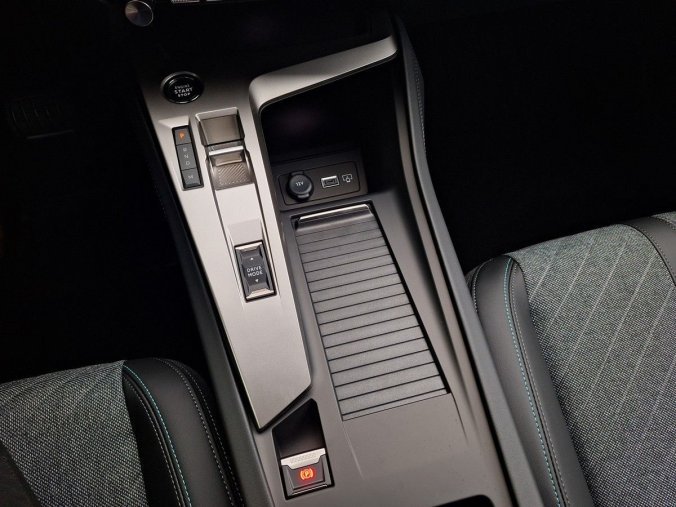 Peugeot 408, Peugeot 408 ALLURE Hybrid 145 e-DCS6, barva modrá