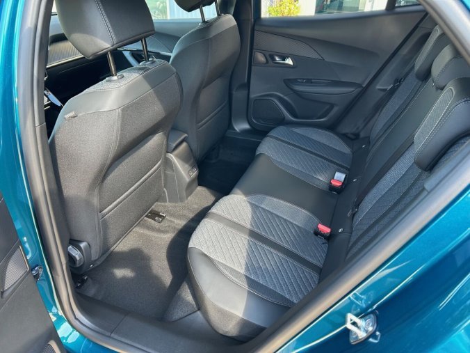 Peugeot 2008, Peugeot 2008 ALLURE Hybrid 145k e-DCS6, barva modrá